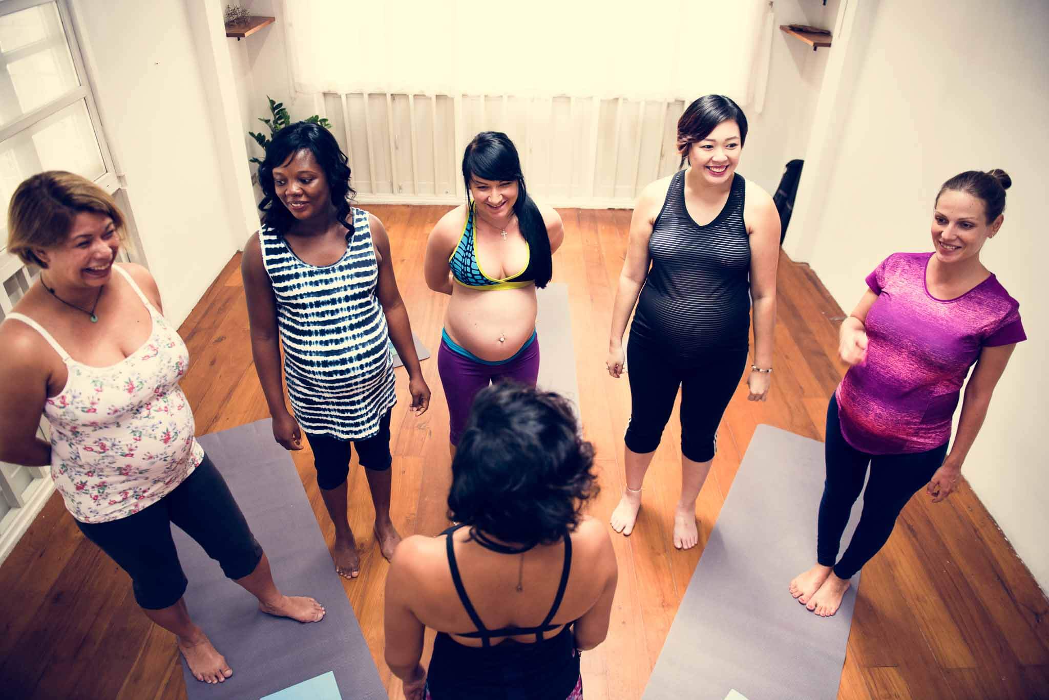 5-schwangere-Frauen-stehen-Yoga-Klasse