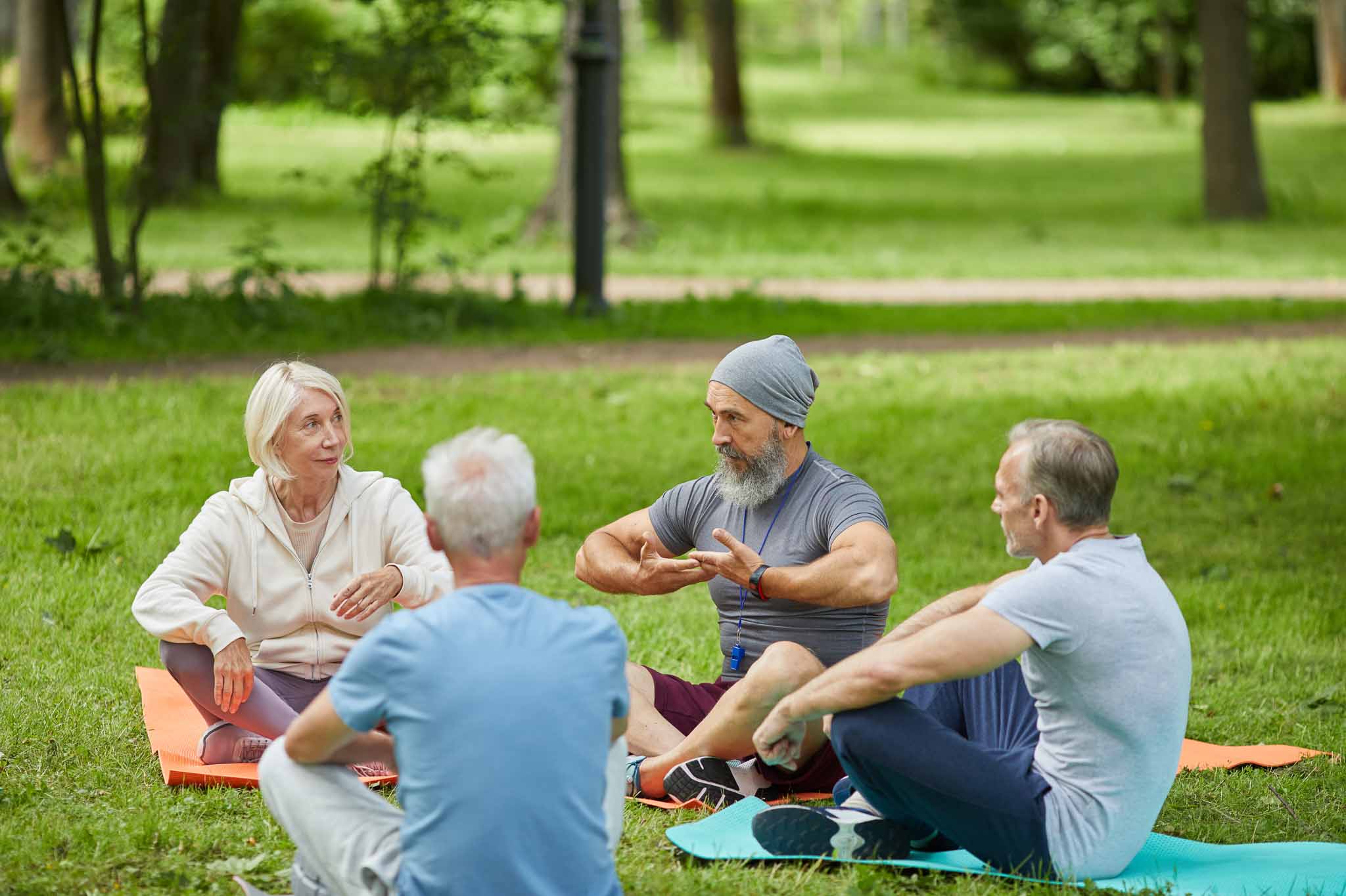 Gruppe Senioren praktizieren Yoga im Wald